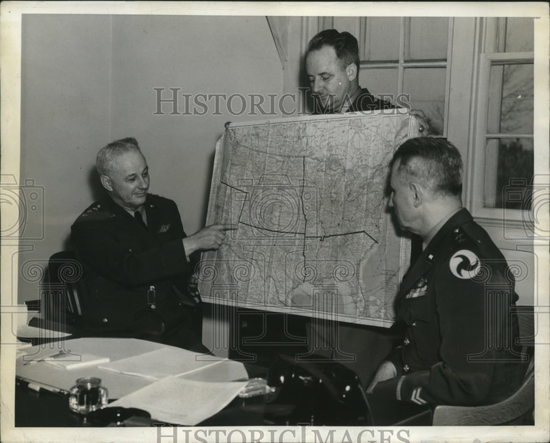 Load image into Gallery viewer, 1941 Press Photo Lt. Gen. Emmons points at map while Maj. Gen. Chaney looks
