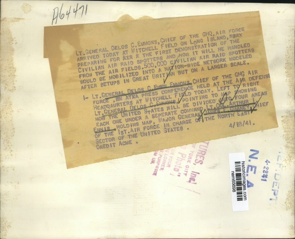 1941 Press Photo Lt. Gen. Emmons points at map while Maj. Gen. Chaney looks