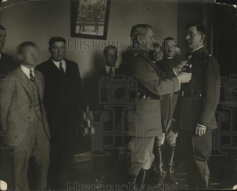 Load image into Gallery viewer, 1922 Press Photo Lieutenant George Adamson gets Distinguished Service award f
