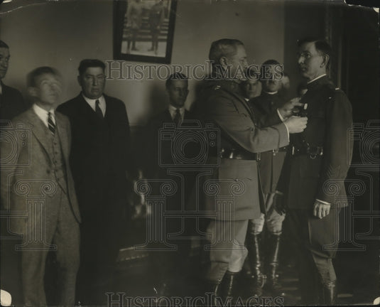 1922 Press Photo Lieutenant George Adamson gets Distinguished Service award f
