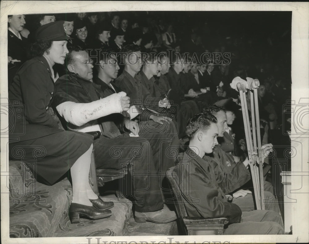 1945 Press Photo Injured Defense Soldiers attend the conference hearing