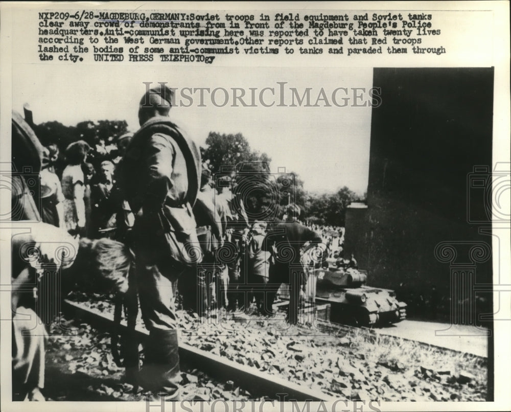 1953 Press Photo Soviet troops & tanks clear crowd of demonstrators in Germany