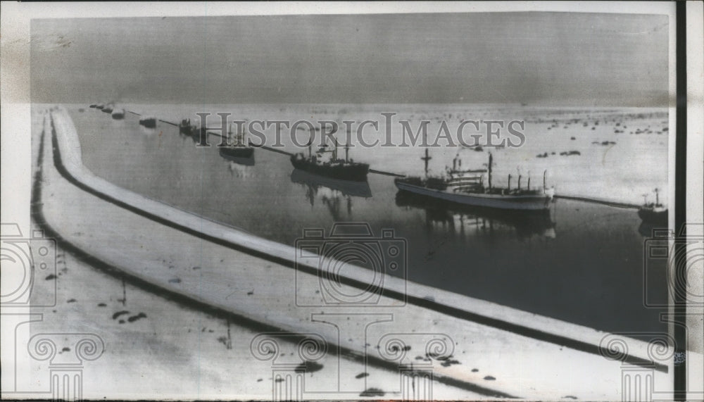 1956 Press Photo Boats Traveling On The Suez Canal