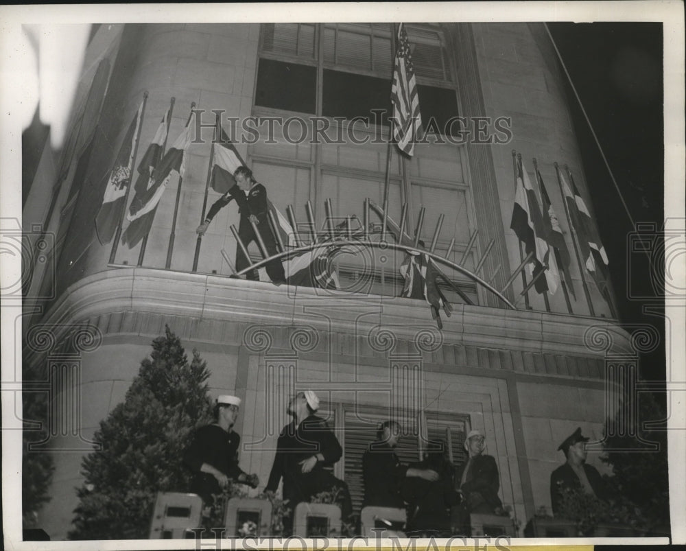 1945 Press Photo Sailors remove United Nation Flag from San Francisco California
