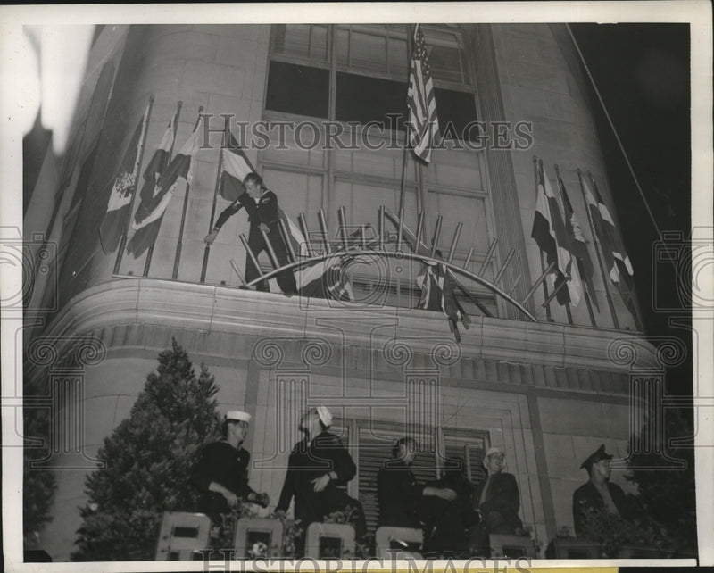 Load image into Gallery viewer, 1945 Press Photo Sailors remove United Nation Flag from San Francisco California
