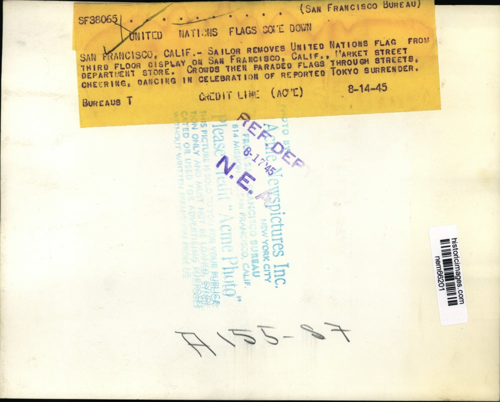 1945 Press Photo Sailors remove United Nation Flag from San Francisco California