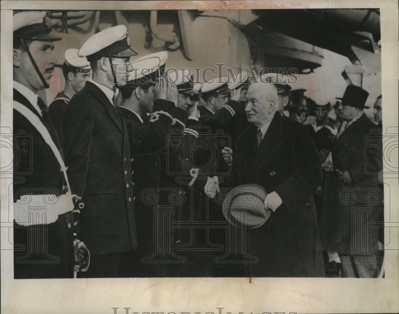 Load image into Gallery viewer, 1947 Press Photo Greek Premier Sophoulis shakes hands with crew of the PINDOS
