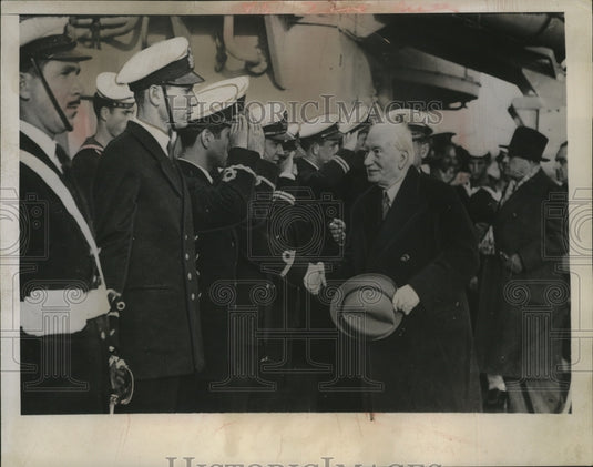 1947 Press Photo Greek Premier Sophoulis shakes hands with crew of the PINDOS