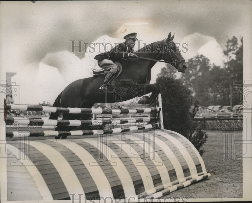 1938 Press Photo Lieutenant William Wright at the Inter American Horse Show