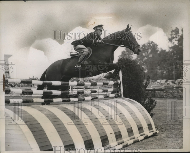 Load image into Gallery viewer, 1938 Press Photo Lieutenant William Wright at the Inter American Horse Show
