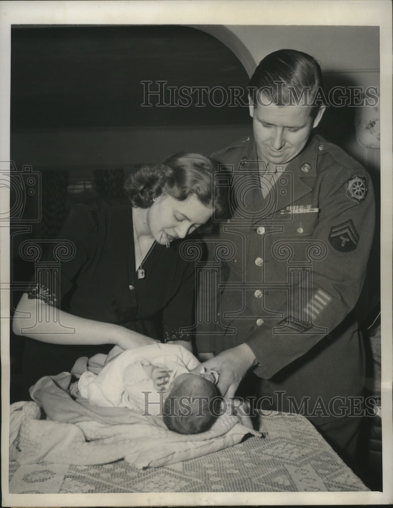 Load image into Gallery viewer, 1946 Press Photo John and Margaret Manatti, Army/WAC, with new daughter Jessica
