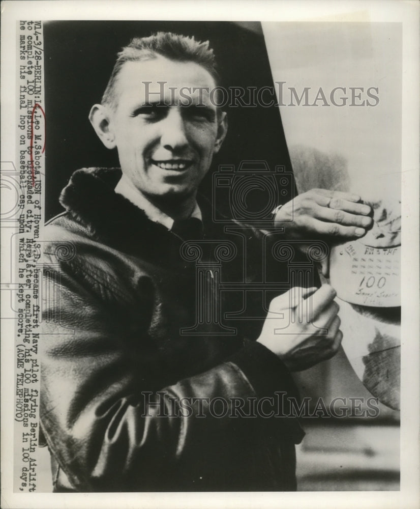 1949 Press Photo Leo M. Sabota completes his 100th missions and final hop