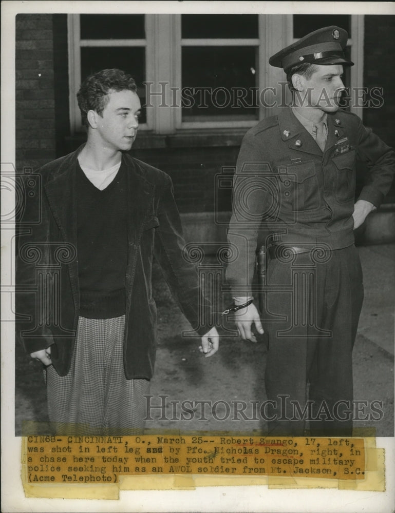 Load image into Gallery viewer, 1949 Press Photo Robert Swango handcuffed with police after trying to escape
