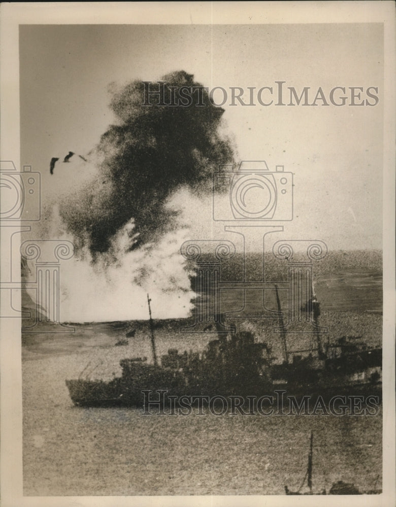 Load image into Gallery viewer, 1940 Press Photo British vessels being bombed by Nazi planes at a port
