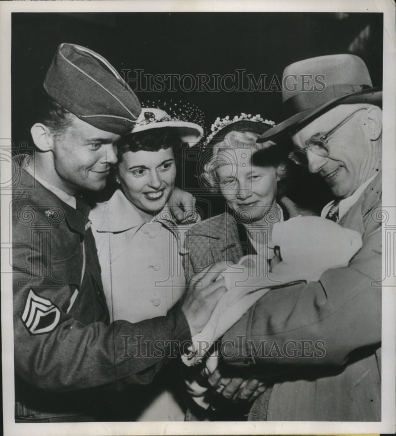 Load image into Gallery viewer, 1952 Press Photo Russ Westfall welcomed by family after his arrival from Korea
