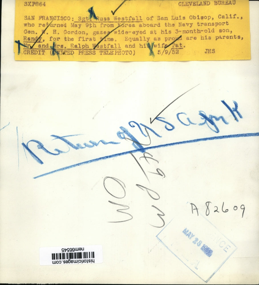 1952 Press Photo Russ Westfall welcomed by family after his arrival from Korea