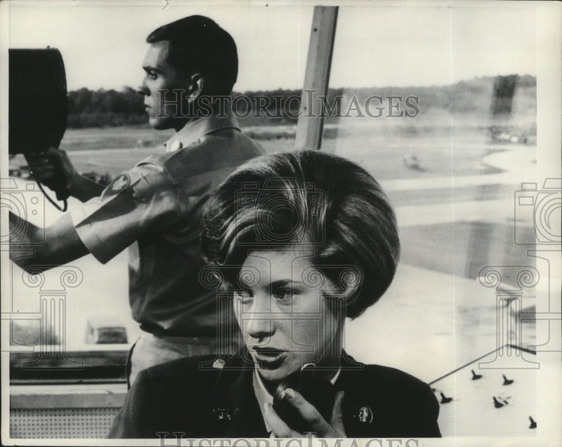Load image into Gallery viewer, 1969 Press Photo U.S. military woman in uniform makes call on radio - nem66588
