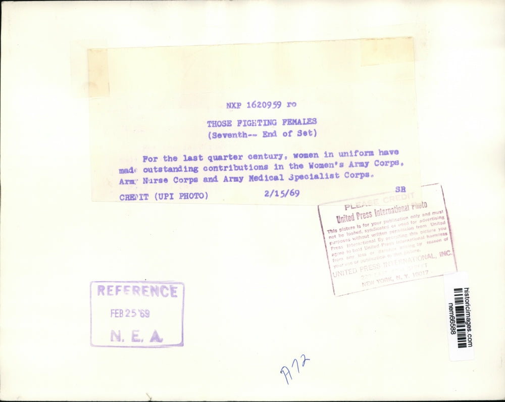 1969 Press Photo U.S. military woman in uniform makes call on radio - nem66588