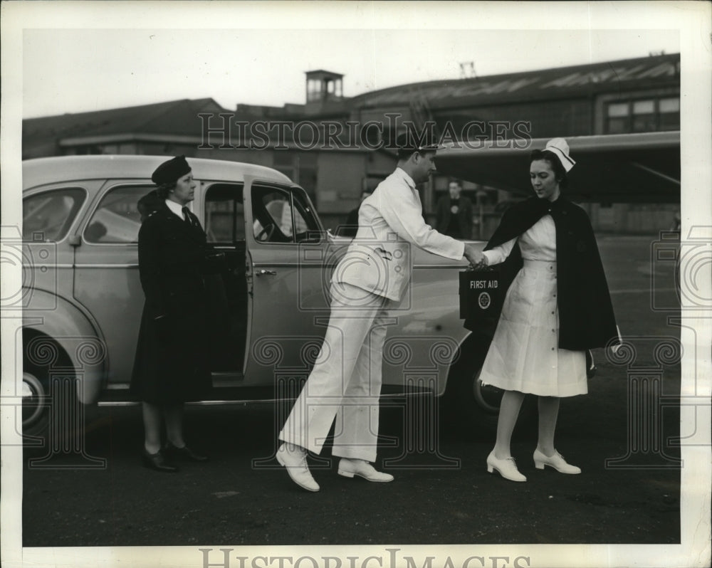 1941 Press Photo medical workers report to Newark Airport for Red Cross Air Unit