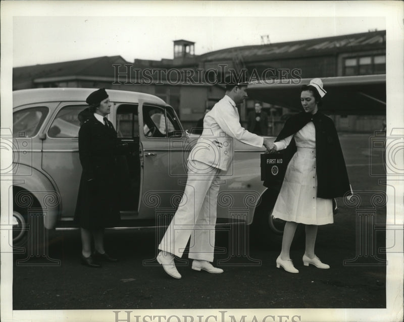 Load image into Gallery viewer, 1941 Press Photo medical workers report to Newark Airport for Red Cross Air Unit
