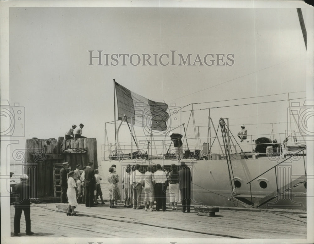 1934 Press Photo Crowds examine French Battleship D' Entrecasteaux at Newport