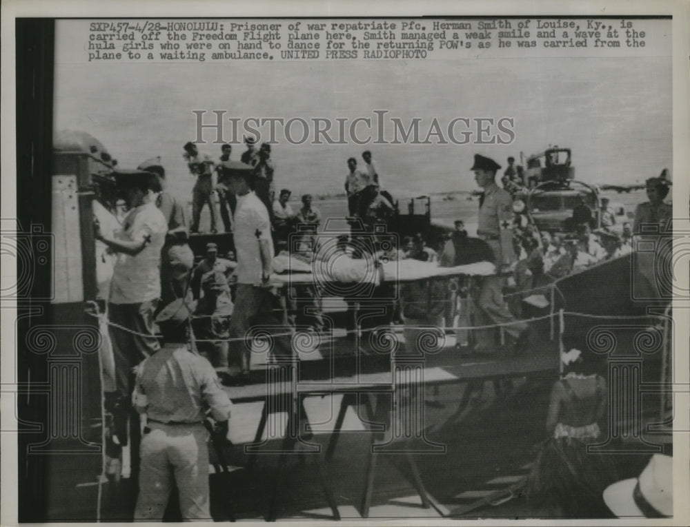1953 Press Photo Prisoner of War Herman Smith carried from plane in Honolulu