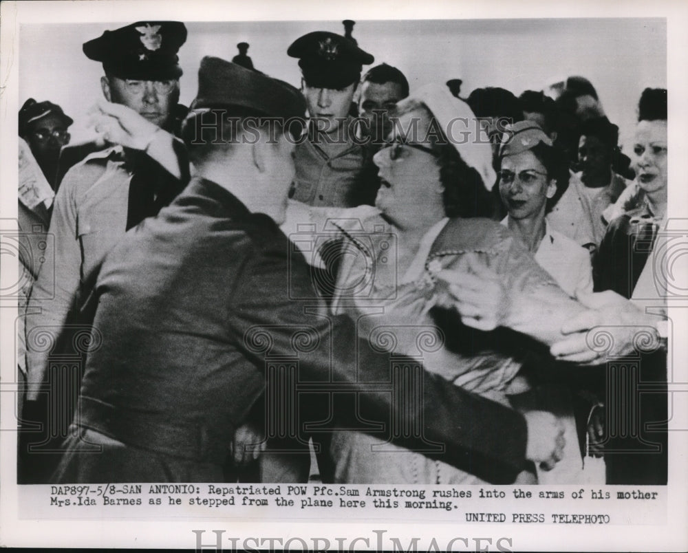 1953 Press Photo Repatriated POW Pfc.Sam Armstrong reunited with his mother