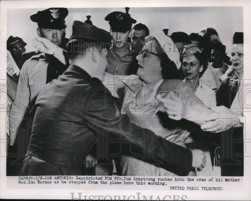 Load image into Gallery viewer, 1953 Press Photo Repatriated POW Pfc.Sam Armstrong reunited with his mother
