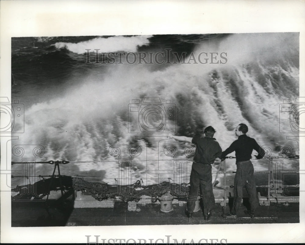 1941 Press Photo Seamen of the Battleship Perth watch the Mediterranean Waves