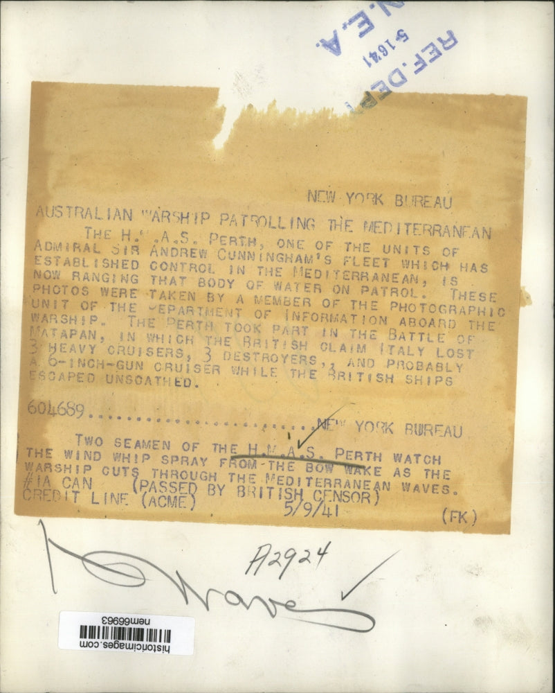 1941 Press Photo Seamen of the Battleship Perth watch the Mediterranean Waves