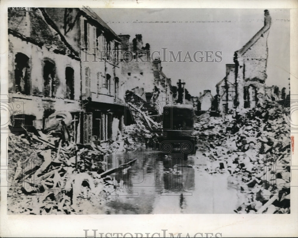 1944 Press Photo Clearing works at the wreckage of bombed French street