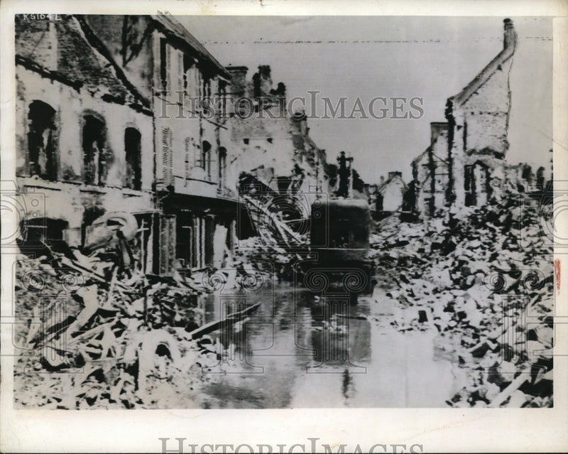 Load image into Gallery viewer, 1944 Press Photo Clearing works at the wreckage of bombed French street
