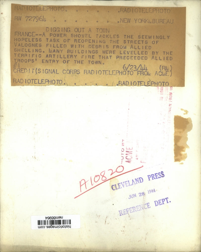 1944 Press Photo Clearing works at the wreckage of bombed French street