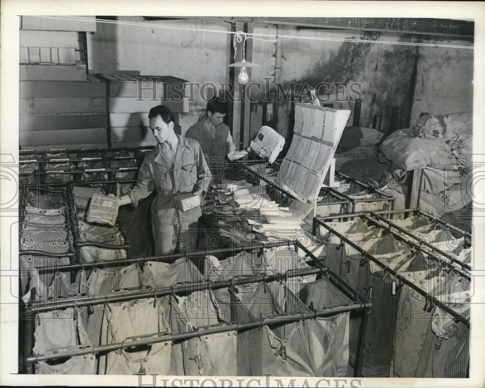 1943 Press Photo Postmen sort welcome letters for the soldiers in North Africa