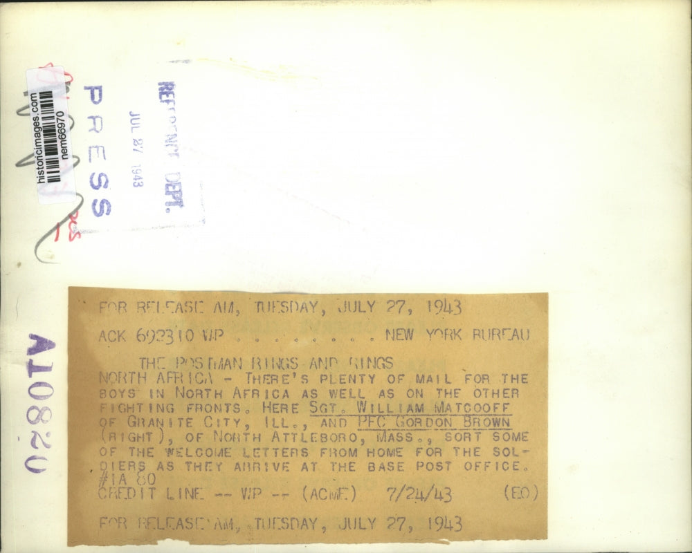 1943 Press Photo Postmen sort welcome letters for the soldiers in North Africa