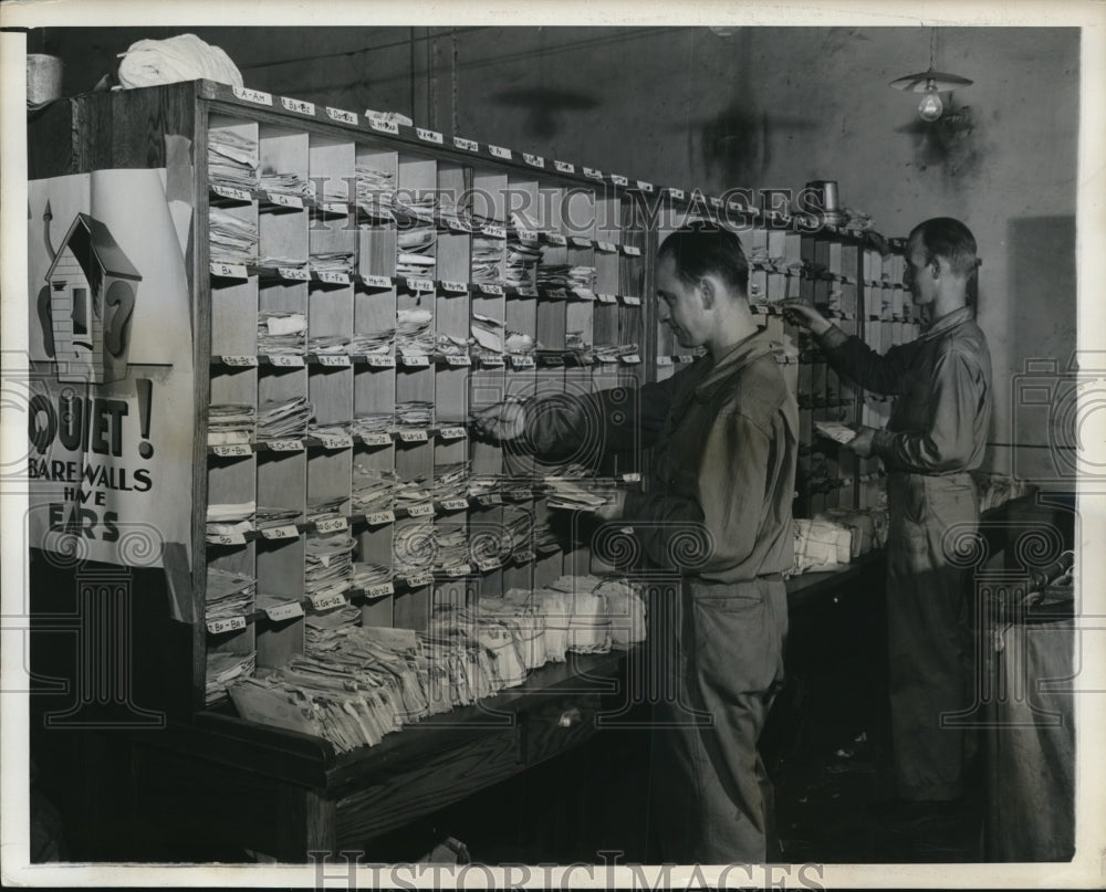1943 Press Photo Charles Lander and Thomas Rooney separate mail for the soldiers