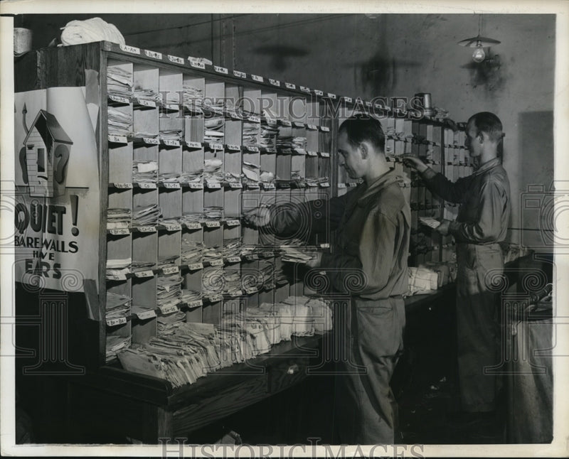 Load image into Gallery viewer, 1943 Press Photo Charles Lander and Thomas Rooney separate mail for the soldiers
