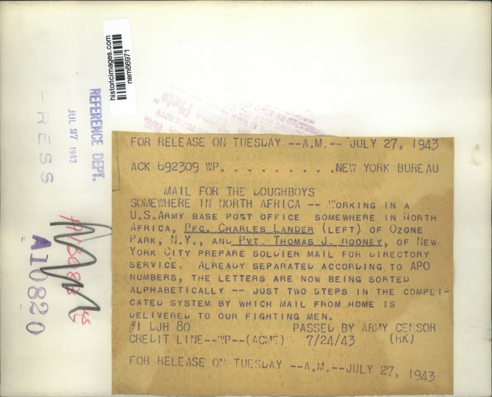 1943 Press Photo Charles Lander and Thomas Rooney separate mail for the soldiers