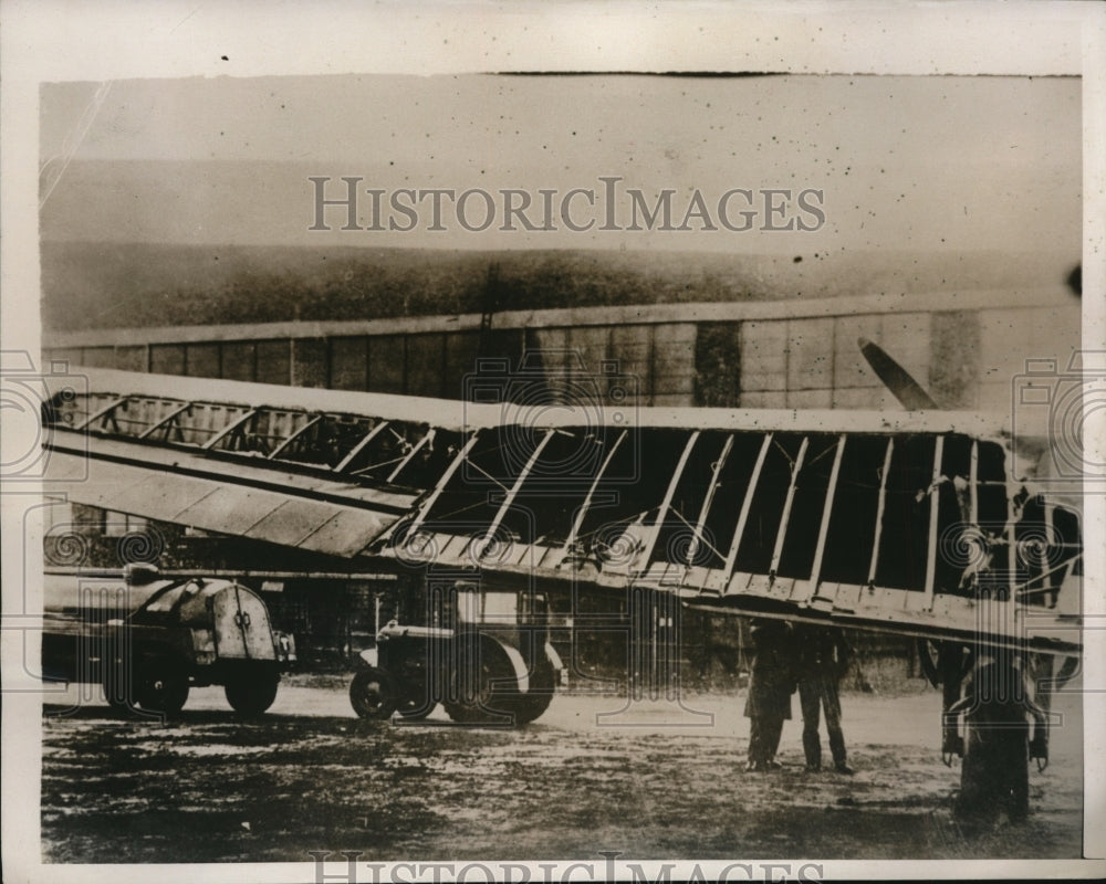 1939 Press Photo A severely damaged British war plane where most fabrics missing
