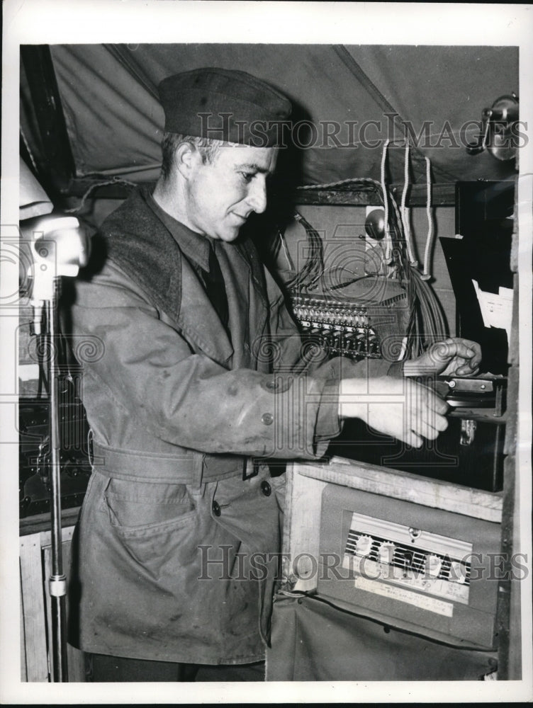 Load image into Gallery viewer, 1941 Press Photo Sgt.Thomas Halsey play Phonograph Record at Fort McClellan
