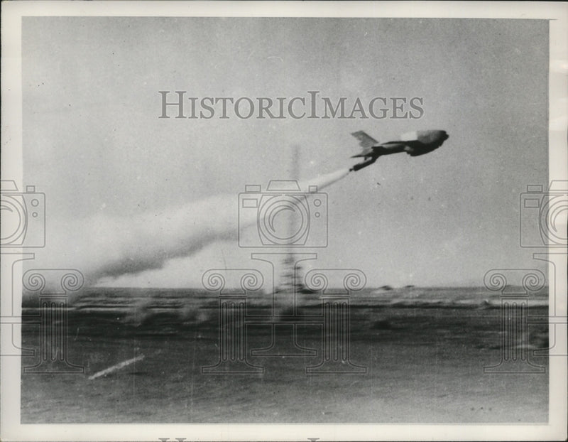 Load image into Gallery viewer, 1953 Press Photo Ryan "Firebee" pilotless jet plane launched from its rail
