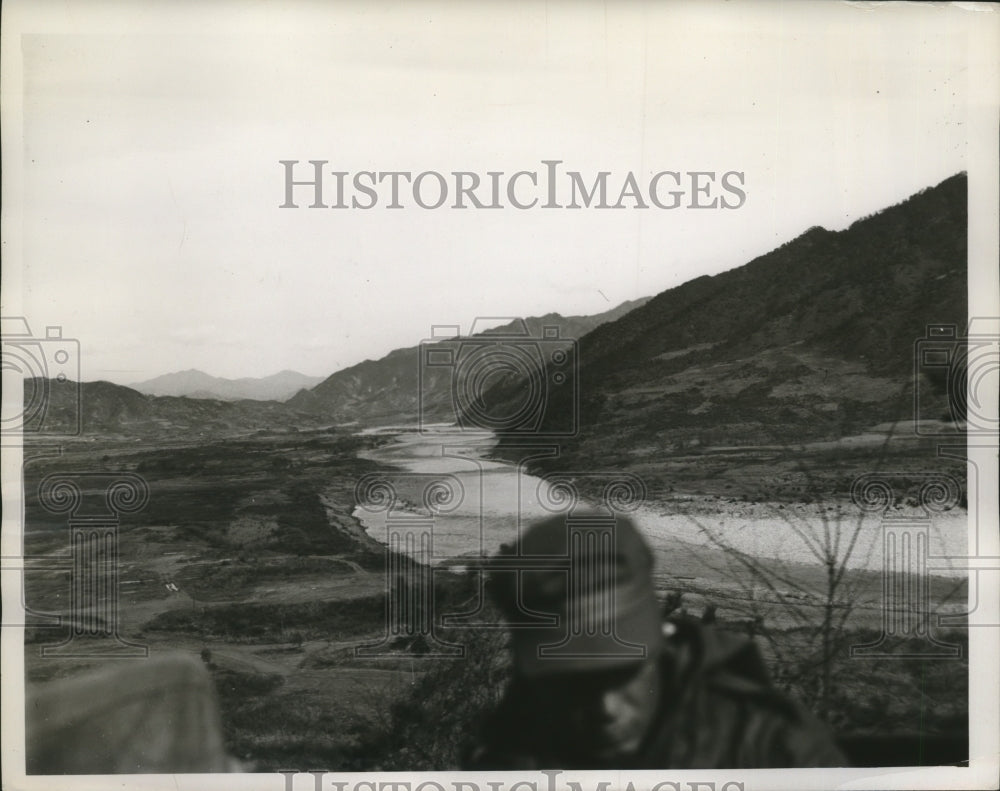 1951 Press Photo A soldier with a Korean River background