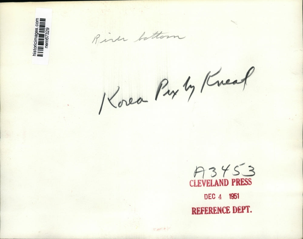 1951 Press Photo A soldier with a Korean River background