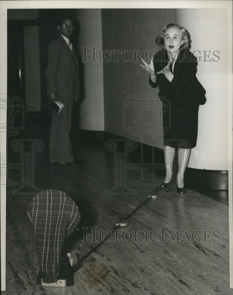 1939 Press Photo Miss Mignon Rudd demonstrates a new ball playing machine