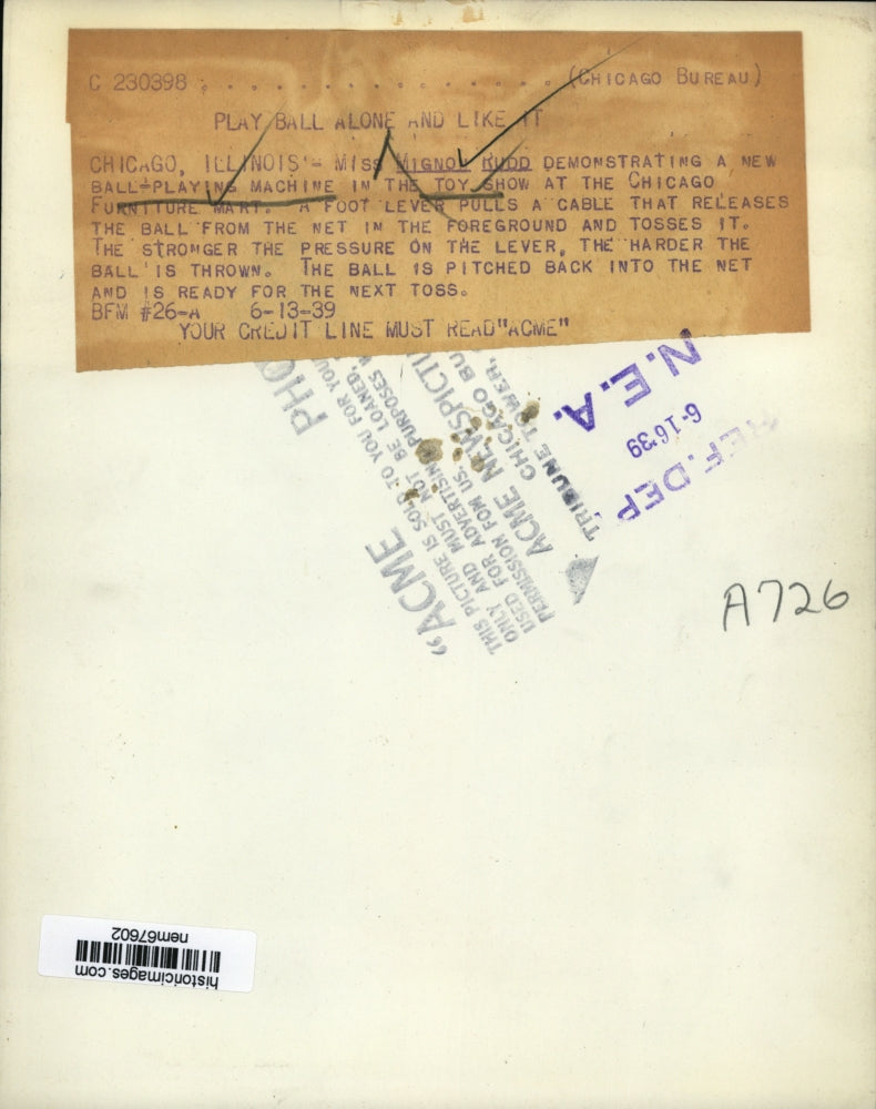 1939 Press Photo Miss Mignon Rudd demonstrates a new ball playing machine