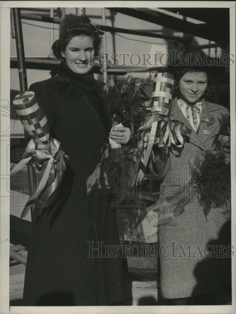 1942 Press Photo Mrs. Edward Fleming and Fredericka E.Castle Sponsor Navy Patrol