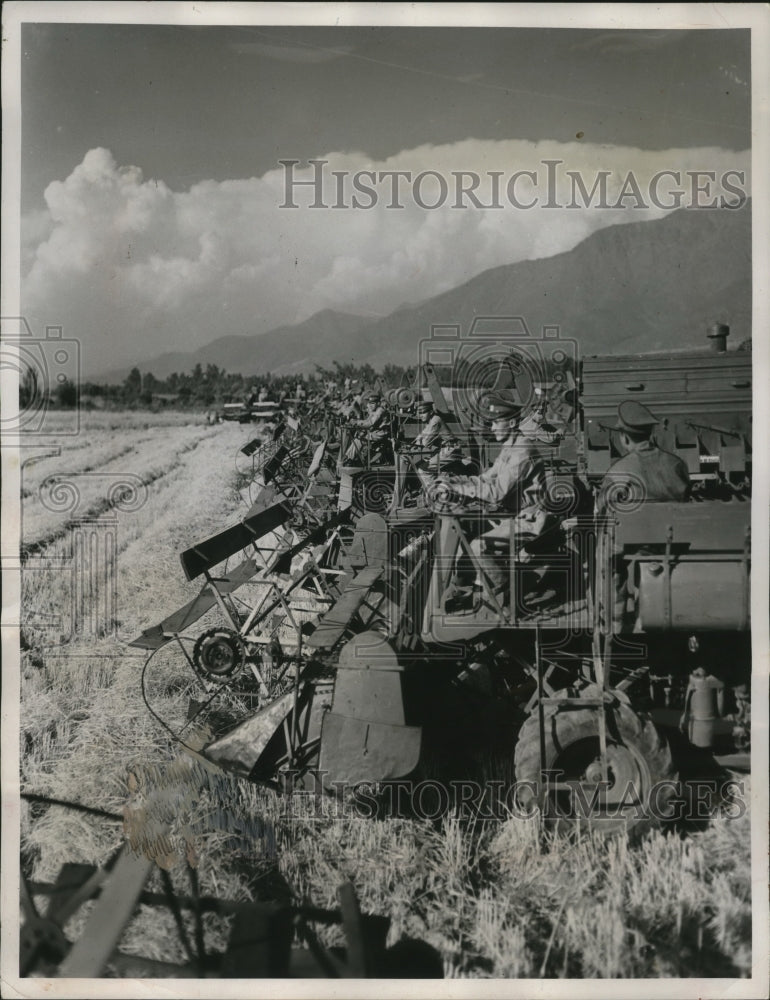Load image into Gallery viewer, 1951 Press Photo Members of Chile's Mechanized Army Corps start a harvest of Rye
