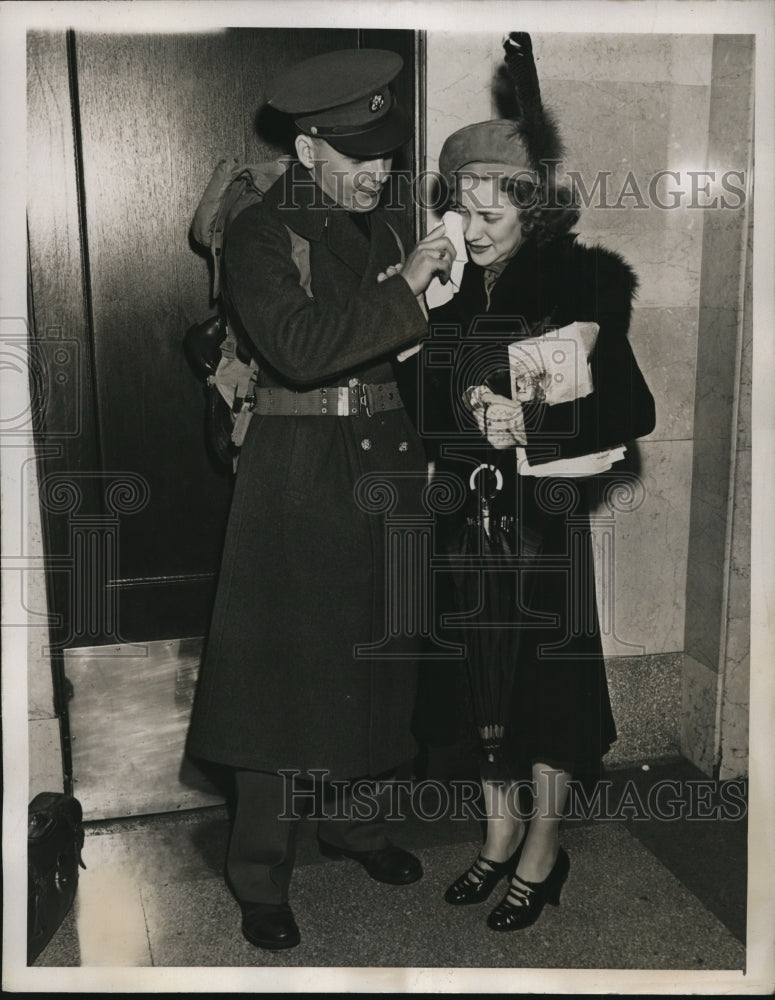 Load image into Gallery viewer, 1941 Press Photo Private Buck Buthorne wipes away tears from Pauline Sigeti
