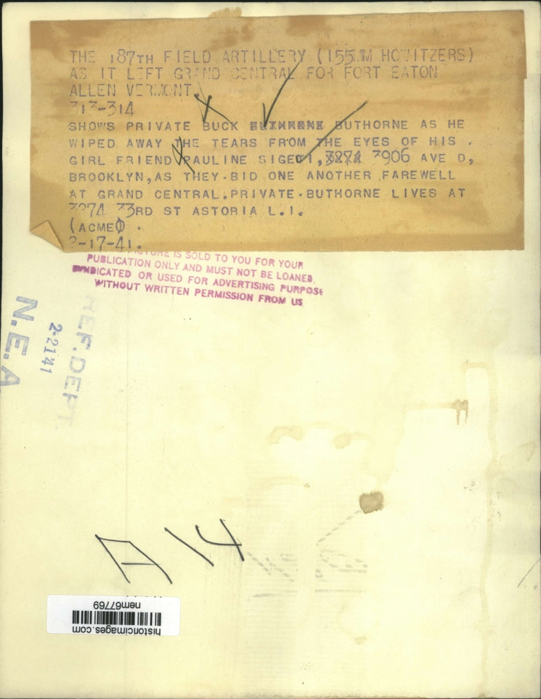 1941 Press Photo Private Buck Buthorne wipes away tears from Pauline Sigeti