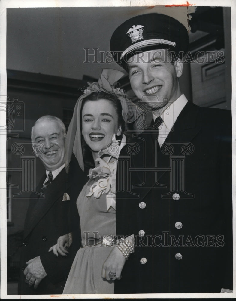 1942 Press Photo Ensign Robert William Sarnoff marries Esme Beatrix O'Brien's